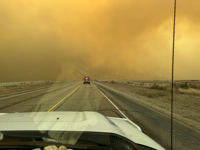 Kebakaran hutan yang memicu evakuasi terjadi di utara Shattuck, Oklahoma, AS, 27 Februari 2024. Kebakaran hutan yang memicu evakuasi terjadi di utara Shattuck, Oklahoma, AS, 27 Februari 2024. (REUTERS/Nick Oxford)