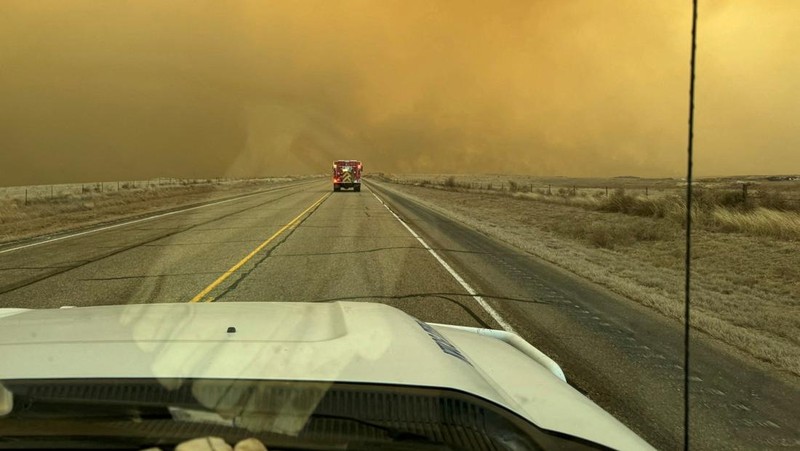 Kebakaran hutan yang memicu evakuasi terjadi di utara Shattuck, Oklahoma, AS, 27 Februari 2024. (REUTERS/Nick Oxford)