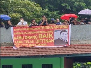 Banner Dukungan untuk Tersangka Pembunuhan Dante Terbentang di Lokasi Rekonstruksi