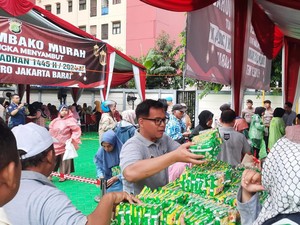 Warga Apresiasi Bazar Sembako Murah Polres Metro Jakbar: Kami Sangat Terbantu
