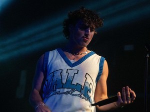 Benson Boone Sentil Penonton Coachella yang Beri Respons Buruk ke Brian May