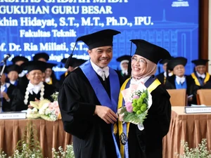 Romantis! Pasangan Suami-Istri ini Kompak Dikukuhkan Bersama Jadi Guru Besar UGM