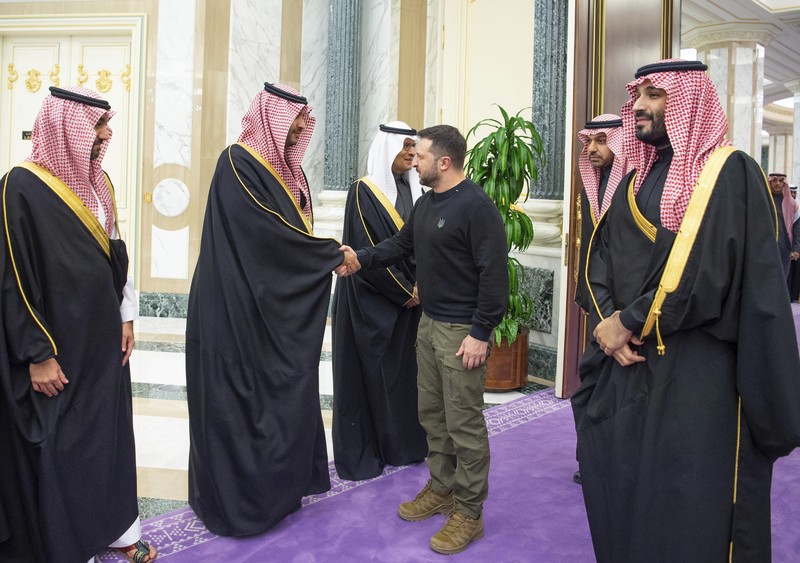 Dalam foto yang disediakan oleh Saudi Press Agency, SPA, Presiden Ukraina Volodymyr Zelenskyy tiba di Bandara Internasional King Khalid, di Riyadh, Arab Saudi, Selasa, 27 Februari 2024. Dalam foto yang disediakan oleh Saudi Press Agency, SPA, Presiden Ukraina Volodymyr Zelenskyy tiba di Bandara Internasional King Khalid, di Riyadh, Arab Saudi, Selasa, 27 Februari 2024. (Saudi Press Agency via AP)