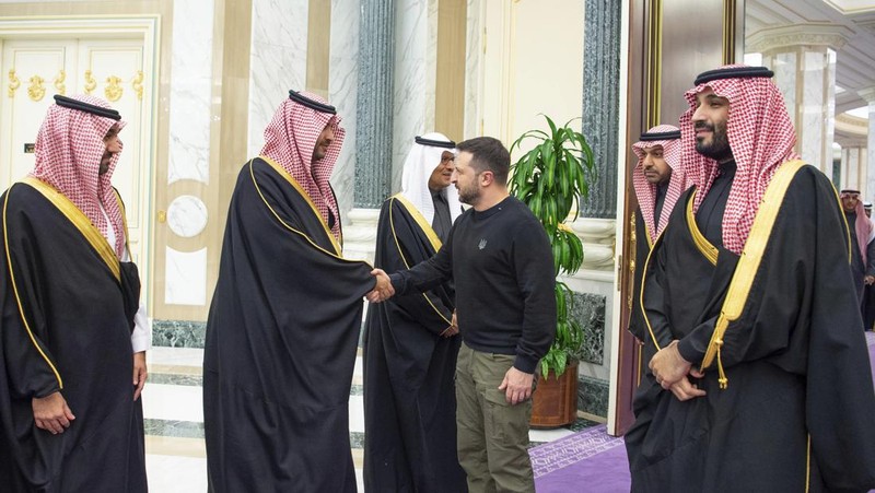 Dalam foto yang disediakan oleh Saudi Press Agency, SPA, Presiden Ukraina Volodymyr Zelenskyy tiba di Bandara Internasional King Khalid, di Riyadh, Arab Saudi, Selasa, 27 Februari 2024. (Saudi Press Agency via AP)