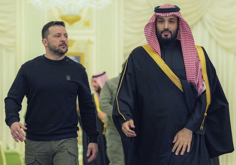 Dalam foto yang disediakan oleh Saudi Press Agency, SPA, Presiden Ukraina Volodymyr Zelenskyy tiba di Bandara Internasional King Khalid, di Riyadh, Arab Saudi, Selasa, 27 Februari 2024. Dalam foto yang disediakan oleh Saudi Press Agency, SPA, Presiden Ukraina Volodymyr Zelenskyy tiba di Bandara Internasional King Khalid, di Riyadh, Arab Saudi, Selasa, 27 Februari 2024. (Saudi Press Agency via AP)