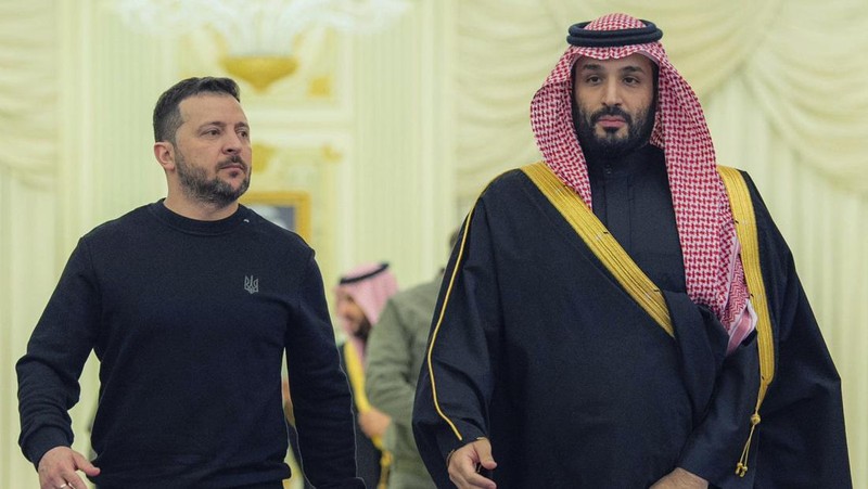 Dalam foto yang disediakan oleh Saudi Press Agency, SPA, Presiden Ukraina Volodymyr Zelenskyy tiba di Bandara Internasional King Khalid, di Riyadh, Arab Saudi, Selasa, 27 Februari 2024. (Saudi Press Agency via AP)