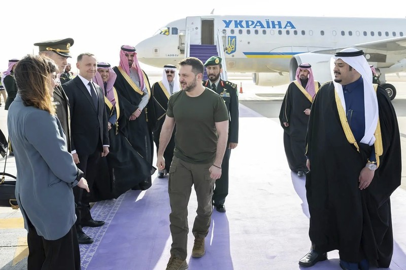 Dalam foto yang disediakan oleh Saudi Press Agency, SPA, Presiden Ukraina Volodymyr Zelenskyy tiba di Bandara Internasional King Khalid, di Riyadh, Arab Saudi, Selasa, 27 Februari 2024. (Saudi Press Agency via AP)