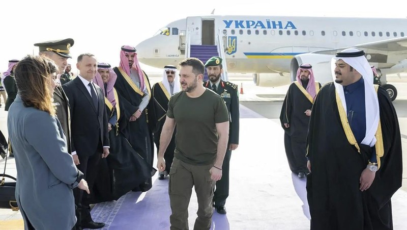 Dalam foto yang disediakan oleh Saudi Press Agency, SPA, Presiden Ukraina Volodymyr Zelenskyy tiba di Bandara Internasional King Khalid, di Riyadh, Arab Saudi, Selasa, 27 Februari 2024. (Saudi Press Agency via AP)