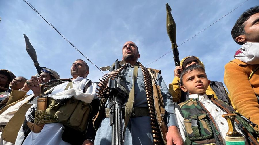 Demonstran melakukan aksi bela Palestina di Sanaa, Yaman. Rabu (28/2/2024). (REUTERS/Adel Al Khader)
