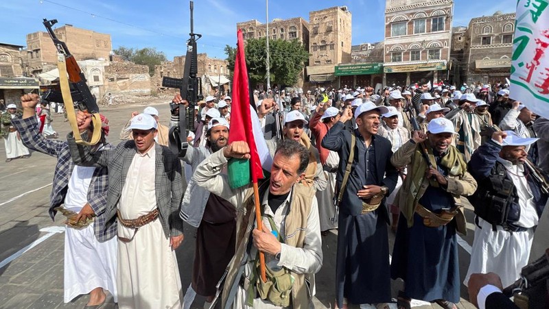 Demonstran melakukan aksi bela Palestina di Sanaa, Yaman. Rabu (28/2/2024). (REUTERS/Adel Al Khader)