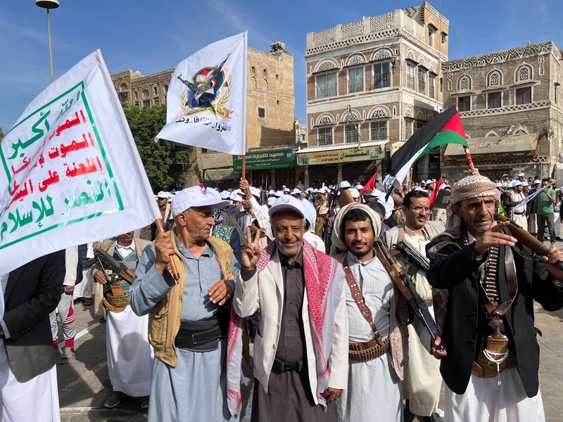Demonstran melakukan aksi bela Palestina di Sanaa, Yaman. Rabu (28/2/2024). (REUTERS/Adel Al Khader)