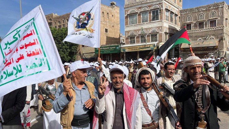 Demonstran melakukan aksi bela Palestina di Sanaa, Yaman. Rabu (28/2/2024). (REUTERS/Adel Al Khader)