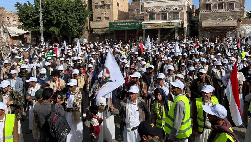 Demonstran melakukan aksi bela Palestina di Sanaa, Yaman. Rabu (28/2/2024). (REUTERS/Adel Al Khader)
