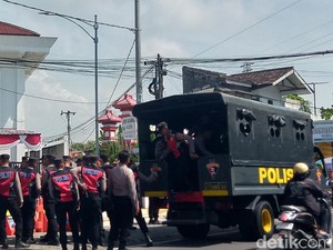 Rekapitulasi Suara KPU Klaten Dijaga Ketat-Pasang Water Barrier, Ada Apa?
