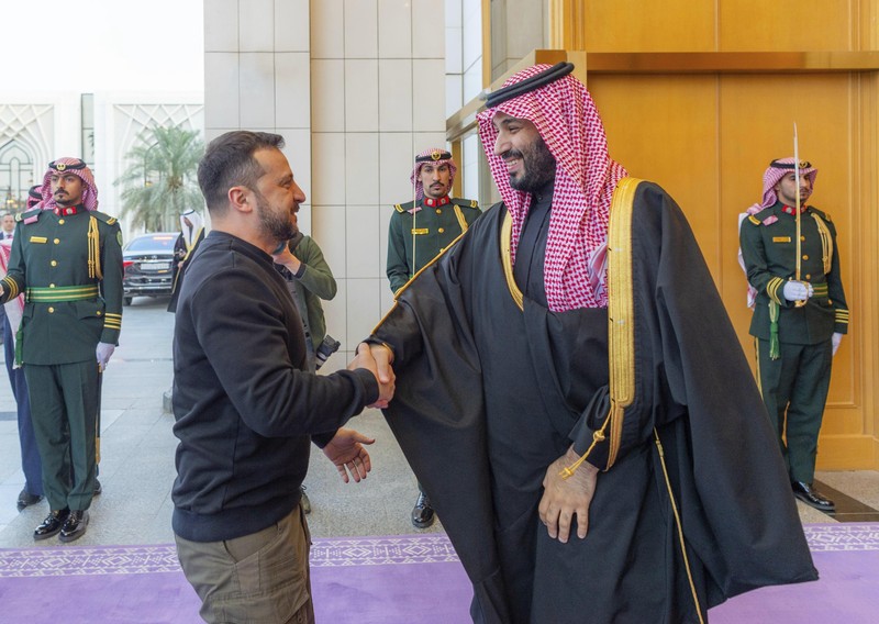 Dalam foto yang disediakan oleh Saudi Press Agency, SPA, Presiden Ukraina Volodymyr Zelenskyy tiba di Bandara Internasional King Khalid, di Riyadh, Arab Saudi, Selasa, 27 Februari 2024. Dalam foto yang disediakan oleh Saudi Press Agency, SPA, Presiden Ukraina Volodymyr Zelenskyy tiba di Bandara Internasional King Khalid, di Riyadh, Arab Saudi, Selasa, 27 Februari 2024. (Saudi Press Agency via AP)