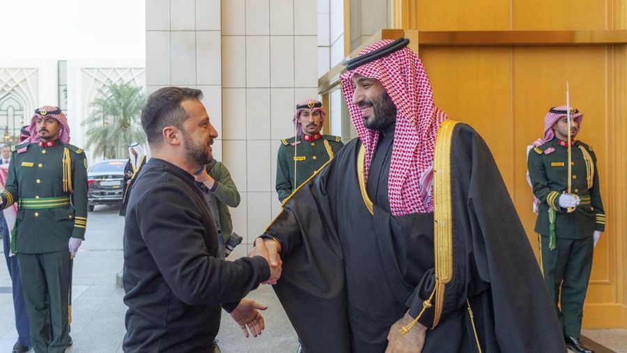 Dalam foto yang disediakan oleh Saudi Press Agency, SPA, Presiden Ukraina Volodymyr Zelenskyy tiba di Bandara Internasional King Khalid, di Riyadh, Arab Saudi, Selasa, 27 Februari 2024. (Saudi Press Agency via AP)
