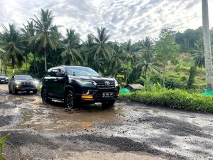 Komunitas Fortuner ID42NER Libas Jalan Offroad di Lampung