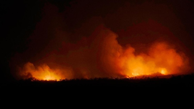Kebakaran hutan yang memicu evakuasi terjadi di utara Shattuck, Oklahoma, AS, 27 Februari 2024. (REUTERS/Nick Oxford)