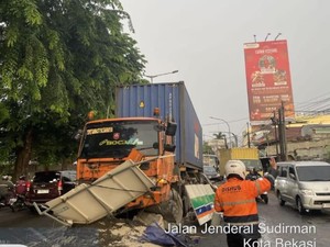 Truk Kontainer Tabrak Beton Pembatas Jalan di Bekasi, Arus Lalin Macet