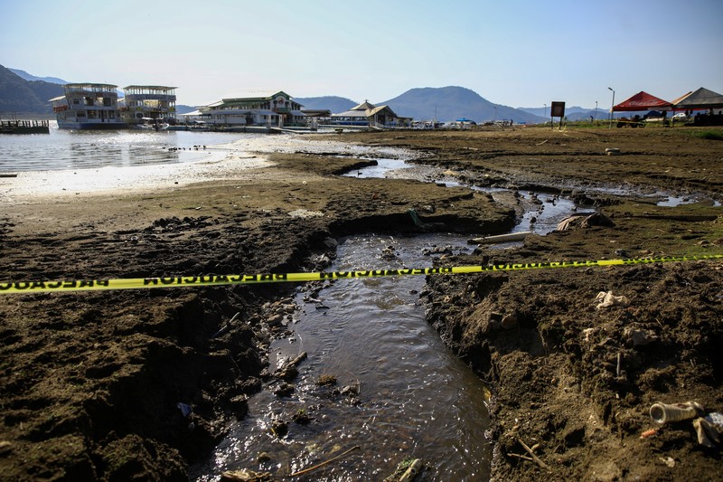 Kekeringan landa bendungan raksasa di Valle de Bravo, Meksiko. (REUTERS/Raquel Cunha)