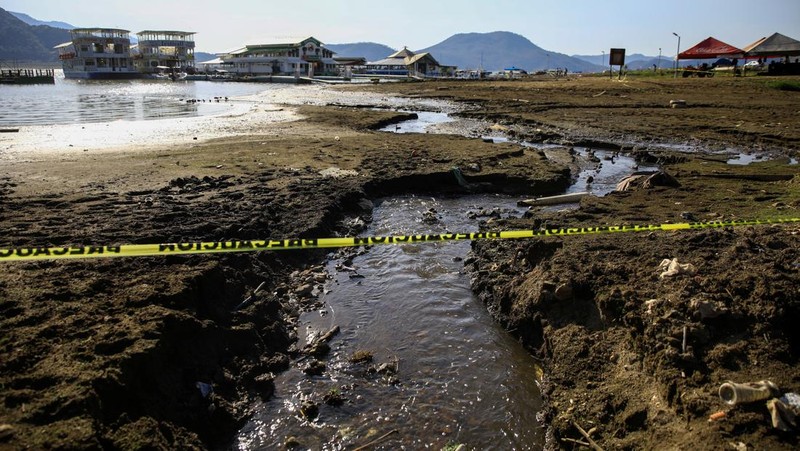 Kekeringan landa bendungan raksasa di Valle de Bravo, Meksiko. (REUTERS/Raquel Cunha)