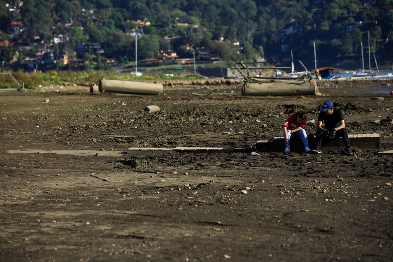 Kekeringan landa bendungan raksasa di Valle de Bravo, Meksiko. (REUTERS/Raquel Cunha) Kekeringan landa bendungan raksasa di Valle de Bravo, Meksiko. (REUTERS/Raquel Cunha)