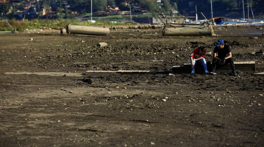 Kekeringan landa bendungan raksasa di Valle de Bravo, Meksiko. (REUTERS/Raquel Cunha)
