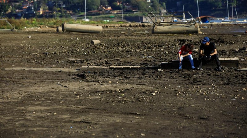 Kekeringan landa bendungan raksasa di Valle de Bravo, Meksiko. (REUTERS/Raquel Cunha)