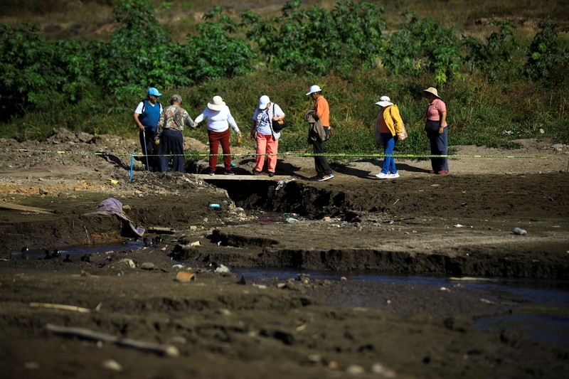 Kekeringan landa bendungan raksasa di Valle de Bravo, Meksiko. (REUTERS/Raquel Cunha)