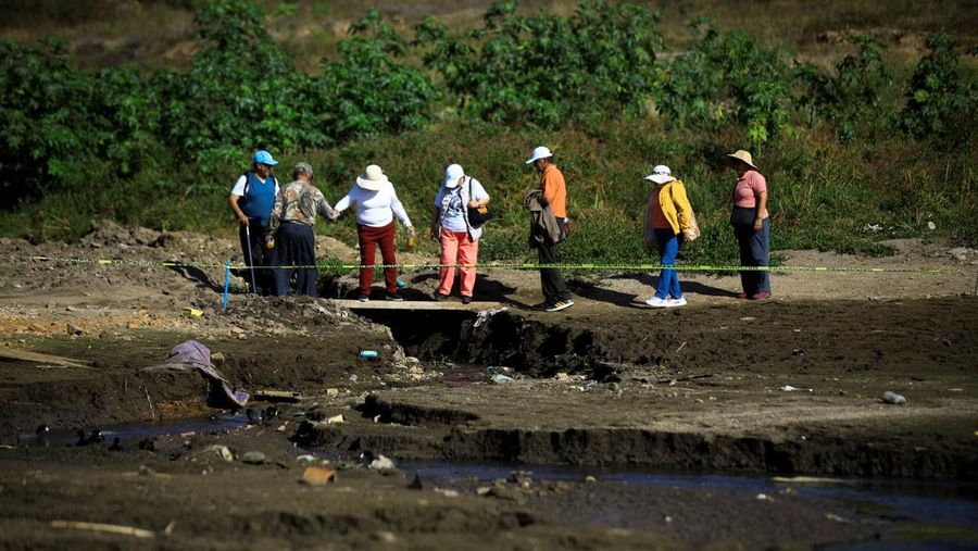 Kekeringan landa bendungan raksasa di Valle de Bravo, Meksiko. (REUTERS/Raquel Cunha)