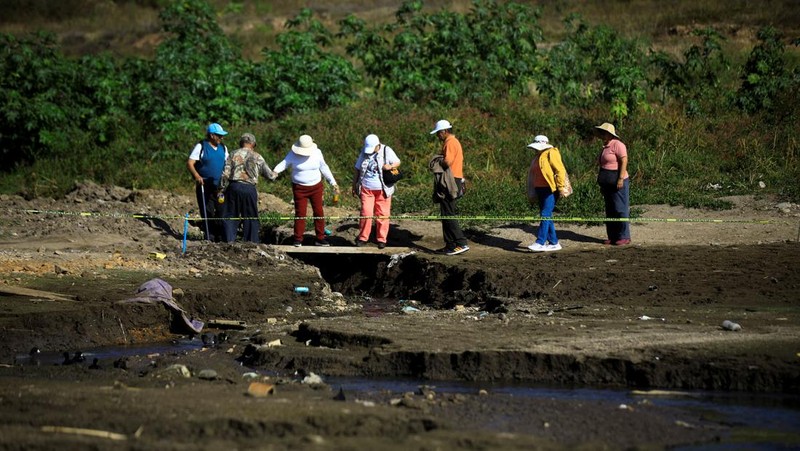 Kekeringan landa bendungan raksasa di Valle de Bravo, Meksiko. (REUTERS/Raquel Cunha)