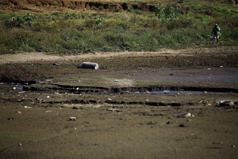 Kekeringan landa bendungan raksasa di Valle de Bravo, Meksiko. (REUTERS/Raquel Cunha) Kekeringan landa bendungan raksasa di Valle de Bravo, Meksiko. (REUTERS/Raquel Cunha)