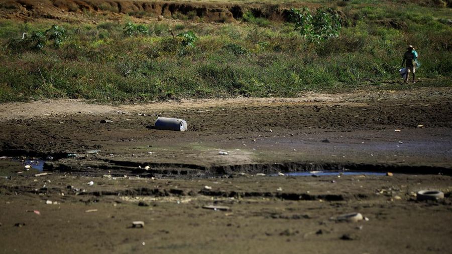 Kekeringan landa bendungan raksasa di Valle de Bravo, Meksiko. (REUTERS/Raquel Cunha)