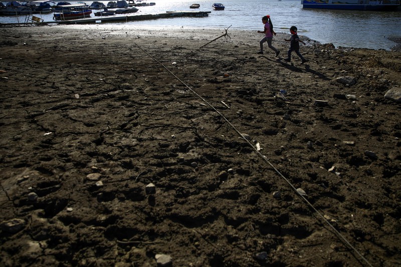 Kekeringan landa bendungan raksasa di Valle de Bravo, Meksiko. (REUTERS/Raquel Cunha) Kekeringan landa bendungan raksasa di Valle de Bravo, Meksiko. (REUTERS/Raquel Cunha)