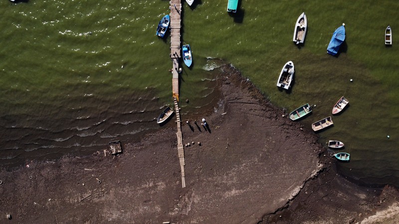 Kekeringan landa bendungan raksasa di Valle de Bravo, Meksiko. (REUTERS/Raquel Cunha)