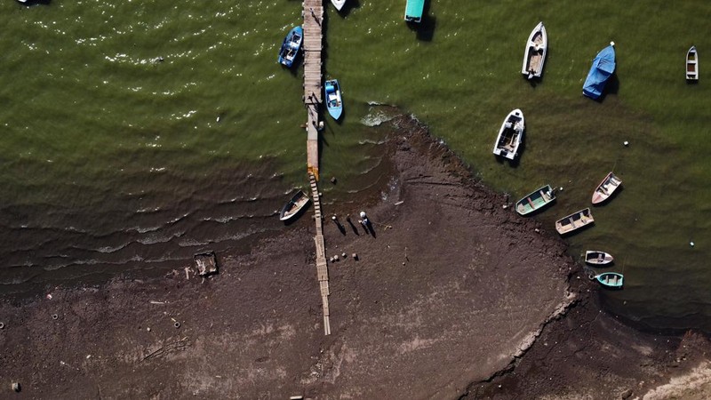 Kekeringan landa bendungan raksasa di Valle de Bravo, Meksiko. (REUTERS/Raquel Cunha)