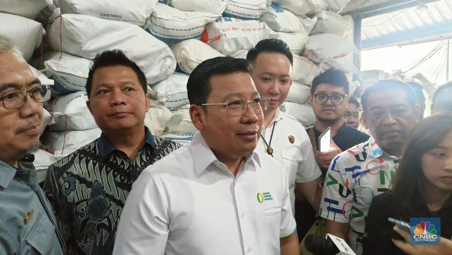 Kepala Badan Pangan Nasional (Bapanas) Arief Adi Prasetyo mengklaim bahwa stok beras saat ini tergolong aman, termasuk di Pasar Induk Beras Cipinang, Jakarta pada Rabu (28/2/2024). (²©²ÊÍøÕ¾/Ferry Sandi)