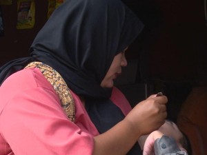 Kisah Ibu Penjual Odeng Besarkan Anak Penderita Cerebral Palsy
