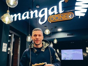 Ingat Lukas Podolski? Kini Tajir Melintir dari Jualan Kebab