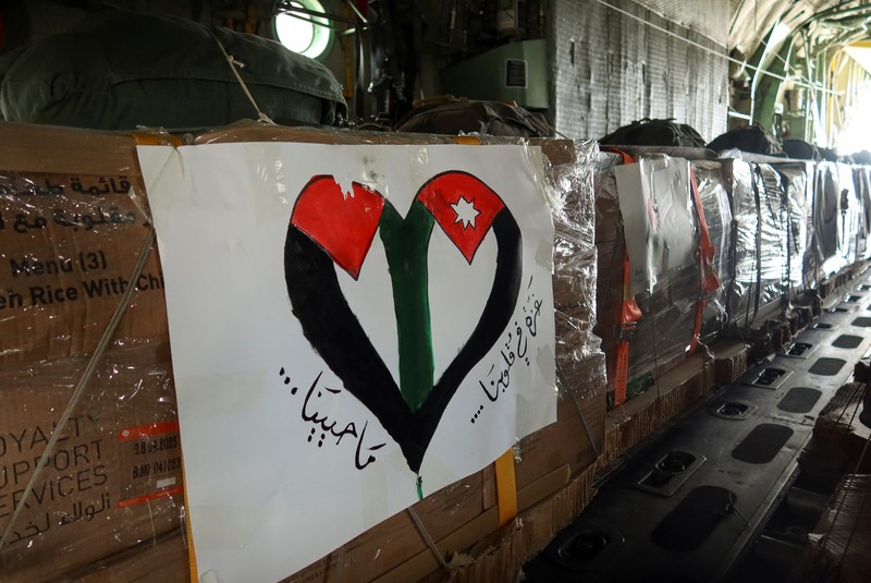 Anggota Angkatan Bersenjata Yordania menjatuhkan paket bantuan melalui udara di sepanjang pantai Gaza, bekerja sama dengan Mesir, Qatar, Prancis, dan UEA, 27 Februari 2024. (REUTERS/Jehad Shelbak)