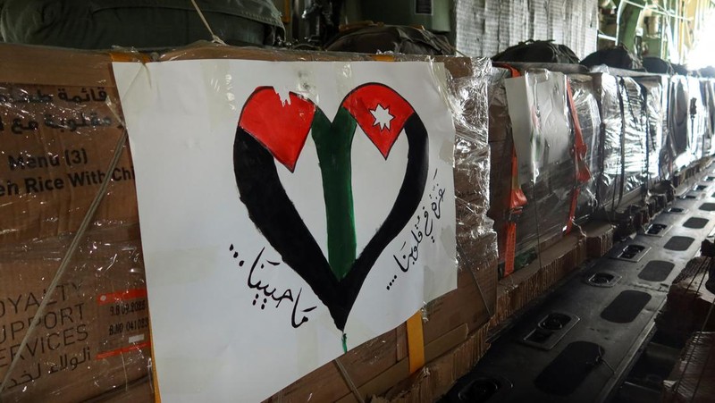 Anggota Angkatan Bersenjata Yordania menjatuhkan paket bantuan melalui udara di sepanjang pantai Gaza, bekerja sama dengan Mesir, Qatar, Prancis, dan UEA, 27 Februari 2024. (REUTERS/Jehad Shelbak)