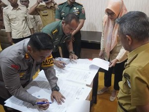Pemkab Bone Serahkan Dana Hibah Rp 13 M ke TNI-Polri untuk Pengamanan Pilkada