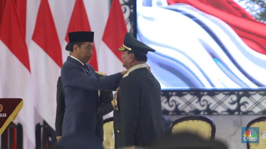 Presiden Joko Widodo secara resmi menganugerahkan kenaikan pangkat secara istimewa kepada Menteri Pertahanan Prabowo Subianto menjadi Jenderal TNI Kehormatan Purnawirawan dalam Rapat Pimpinan TNI/Polri di GOR Ahmad Yani, Markas Besar TNI, Cilangkap, Jakarta Timur, Rabu (28/2/2024). (CNBC Indonesia/Muhammad Sabki)