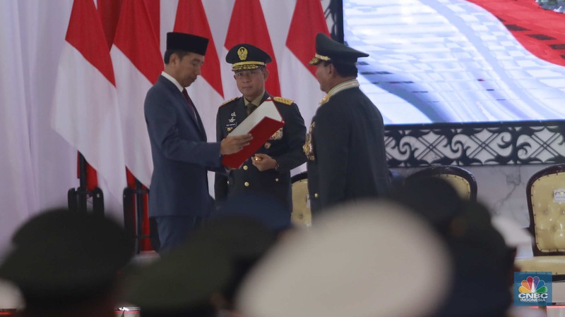 Presiden Joko Widodo secara resmi menganugerahkan kenaikan pangkat secara istimewa kepada Menteri Pertahanan Prabowo Subianto menjadi Jenderal TNI Kehormatan Purnawirawan dalam Rapat Pimpinan TNI/Polri di GOR Ahmad Yani, Markas Besar TNI, Cilangkap, Jakarta Timur, Rabu (28/2/2024). (CNBC Indonesia/Muhammad Sabki)