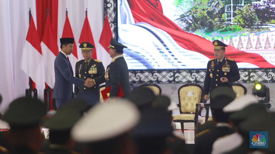 Presiden Joko Widodo secara resmi menganugerahkan kenaikan pangkat secara istimewa kepada Menteri Pertahanan Prabowo Subianto menjadi Jenderal TNI Kehormatan Purnawirawan dalam Rapat Pimpinan TNI/Polri di GOR Ahmad Yani, Markas Besar TNI, Cilangkap, Jakarta Timur, Rabu (28/2/2024). (CNBC Indonesia/Muhammad Sabki)