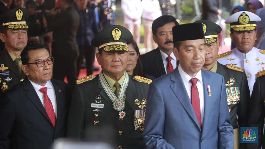 Presiden Joko Widodo secara resmi menganugerahkan kenaikan pangkat secara istimewa kepada Menteri Pertahanan Prabowo Subianto menjadi Jenderal TNI Kehormatan Purnawirawan dalam Rapat Pimpinan TNI/Polri di GOR Ahmad Yani, Markas Besar TNI, Cilangkap, Jakarta Timur, Rabu (28/2/2024). (CNBC Indonesia/Muhammad Sabki)