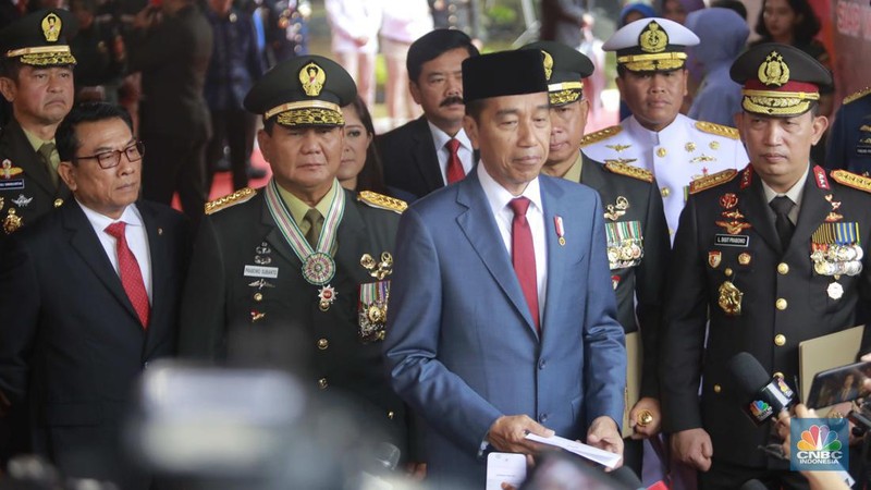 Presiden Joko Widodo secara resmi menganugerahkan kenaikan pangkat secara istimewa kepada Menteri Pertahanan Prabowo Subianto menjadi Jenderal TNI Kehormatan Purnawirawan dalam Rapat Pimpinan TNI/Polri di GOR Ahmad Yani, Markas Besar TNI, Cilangkap, Jakarta Timur, Rabu (28/2/2024). (CNBC Indonesia/Muhammad Sabki)