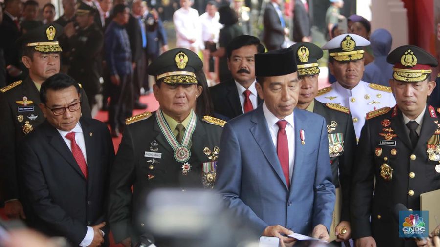 Presiden Joko Widodo secara resmi menganugerahkan kenaikan pangkat secara istimewa kepada Menteri Pertahanan Prabowo Subianto menjadi Jenderal TNI Kehormatan Purnawirawan dalam Rapat Pimpinan TNI/Polri di GOR Ahmad Yani, Markas Besar TNI, Cilangkap, Jakarta Timur, Rabu (28/2/2024). (CNBC Indonesia/Muhammad Sabki)