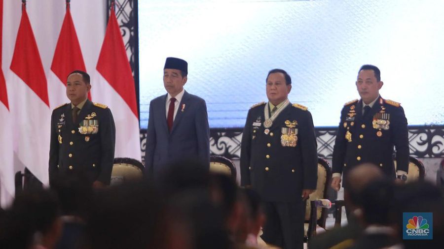 Presiden Joko Widodo secara resmi menganugerahkan kenaikan pangkat secara istimewa kepada Menteri Pertahanan Prabowo Subianto menjadi Jenderal TNI Kehormatan Purnawirawan dalam Rapat Pimpinan TNI/Polri di GOR Ahmad Yani, Markas Besar TNI, Cilangkap, Jakarta Timur, Rabu (28/2/2024). (CNBC Indonesia/Muhammad Sabki)