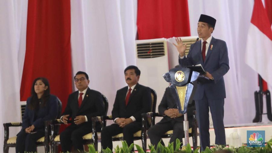 Presiden Joko Widodo secara resmi menganugerahkan kenaikan pangkat secara istimewa kepada Menteri Pertahanan Prabowo Subianto menjadi Jenderal TNI Kehormatan Purnawirawan dalam Rapat Pimpinan TNI/Polri di GOR Ahmad Yani, Markas Besar TNI, Cilangkap, Jakarta Timur, Rabu (28/2/2024). (CNBC Indonesia/Muhammad Sabki)